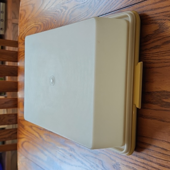 Vintage Tupperware Harvest Gold Cake Taker - Picture 3 of 7